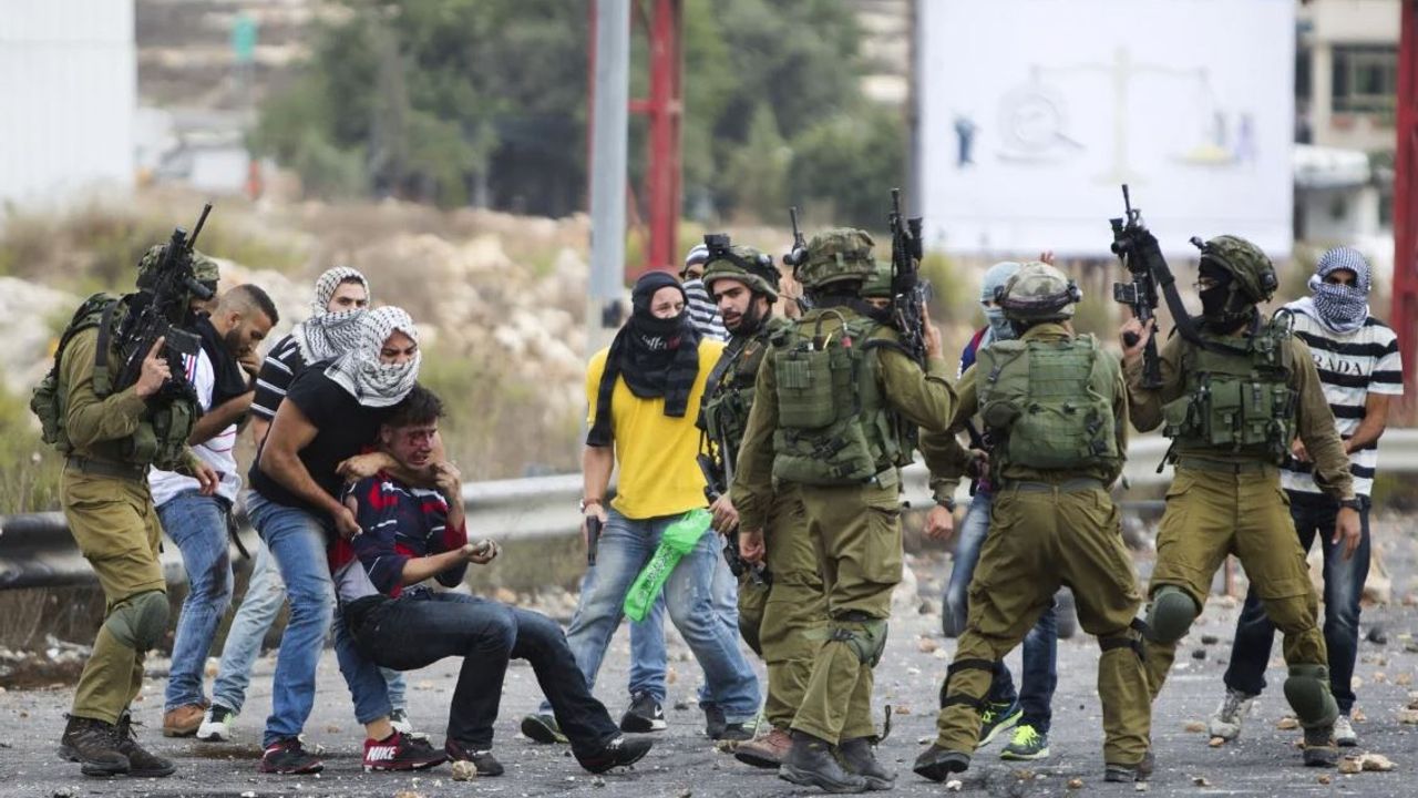 Siyonist İsrail askerleri, Filistinli sağlık görevlilerini darbetti