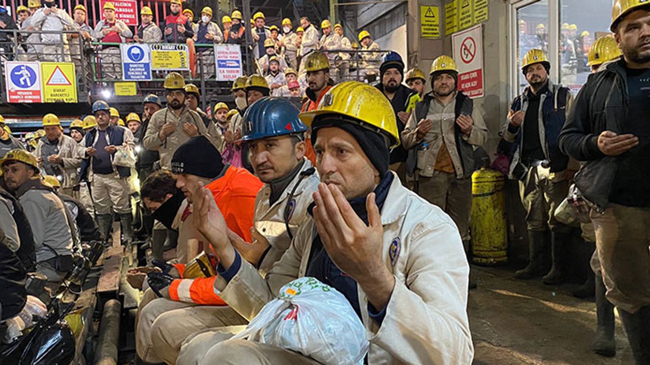 Madenciler patlamada hayatını kaybeden meslektaşları için dua etti