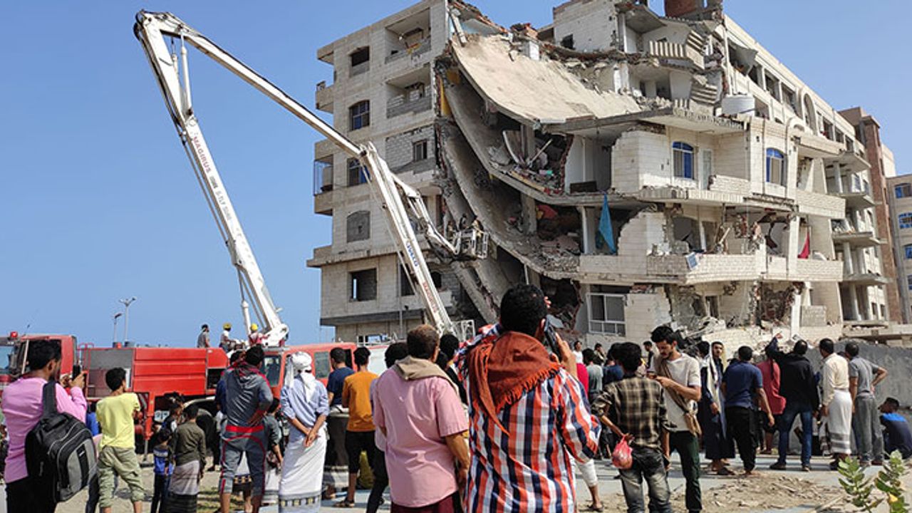 Yemen'de 3 katlı bina çöktü: 9 ölü