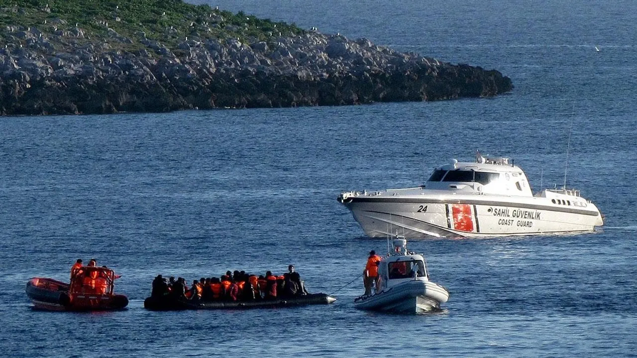Türk kara sularına geri itilen 41 düzensiz göçmen kurtarıldı