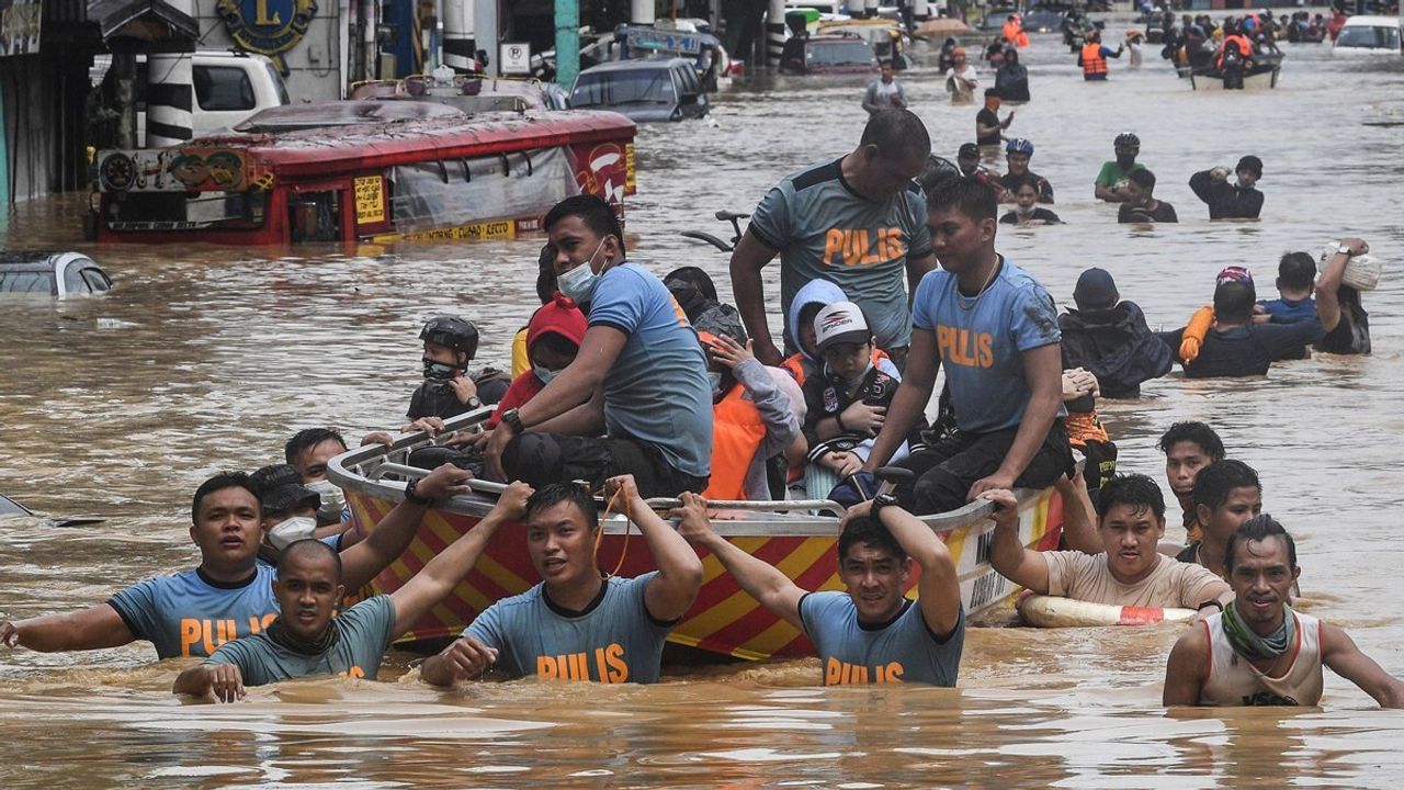 Filipinler'de sel: Kayıp 26 kişi aranıyor