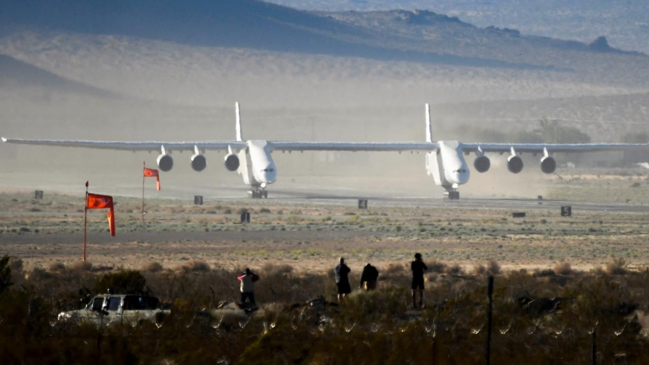 Dünyanın en büyük uçağı test uçuşunu tamamladı