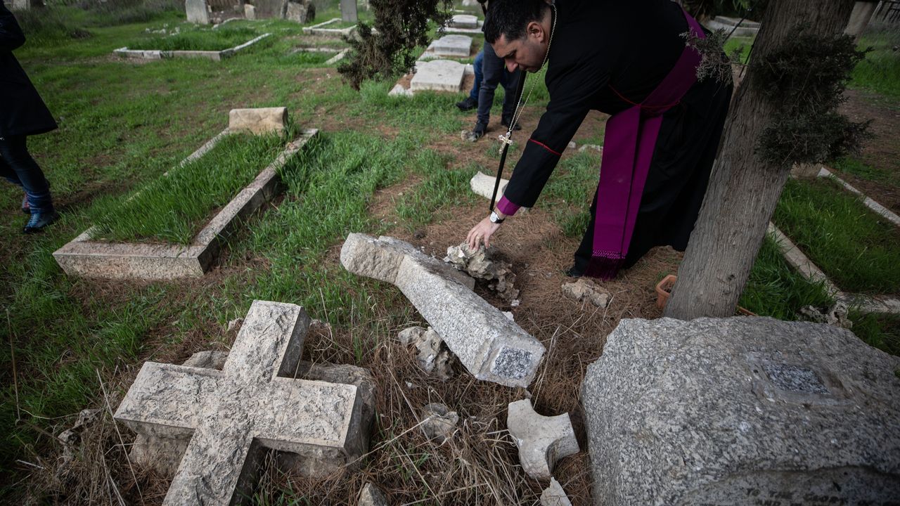 Yahudi yerleşimciler Hristiyan mezarlığını tahrip etti