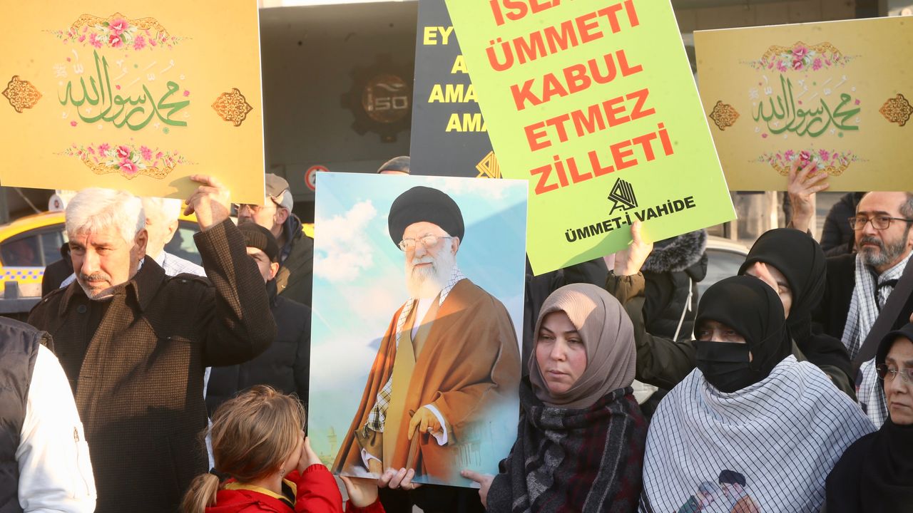 İstanbul'da Charlie Hebdo dergisi protesto edildi
