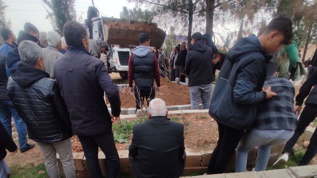 Sancaktepe'de sitede ölü bulunan 4 kişinin cenazesi defnedildi