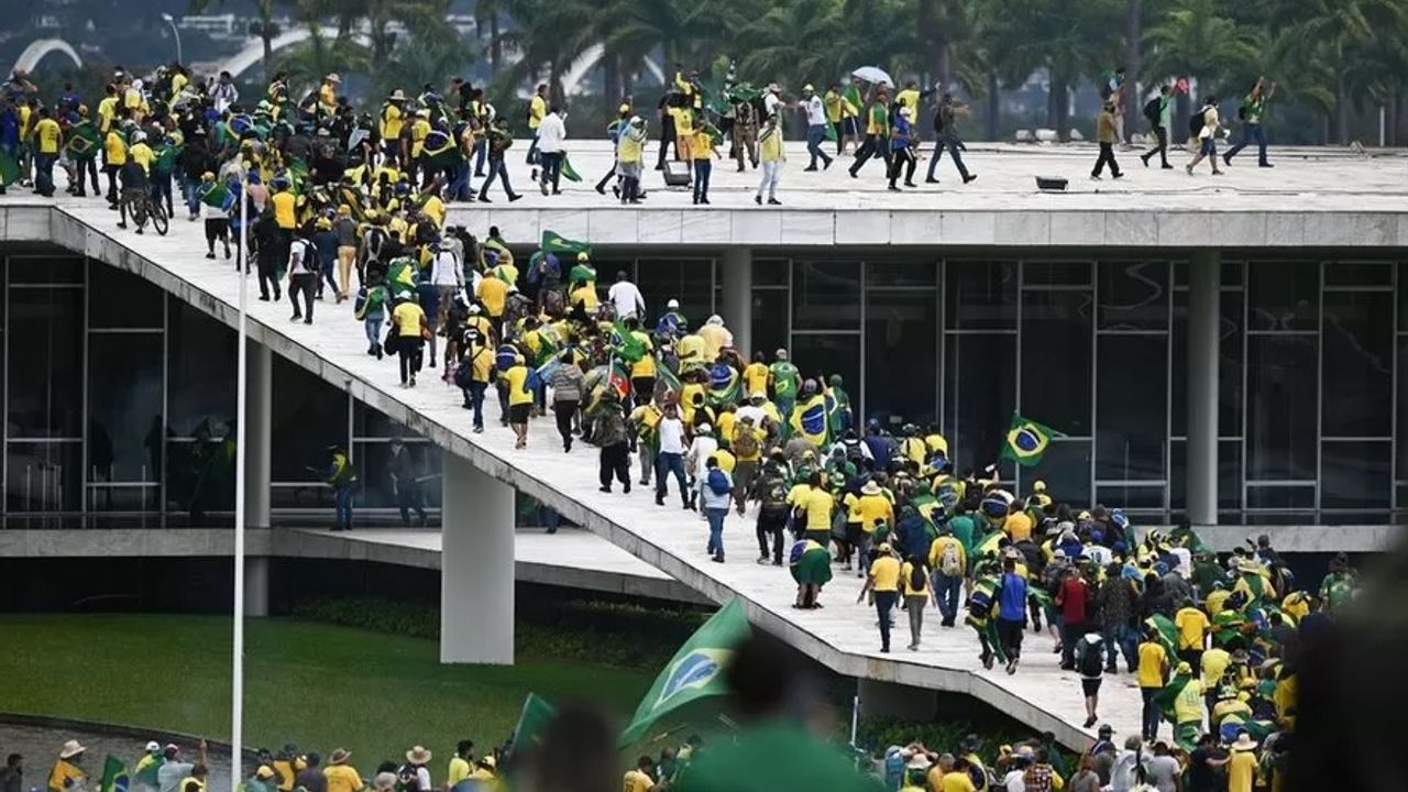 Brezilya'da Bolsonaro destekçileri Kongre binasını bastı