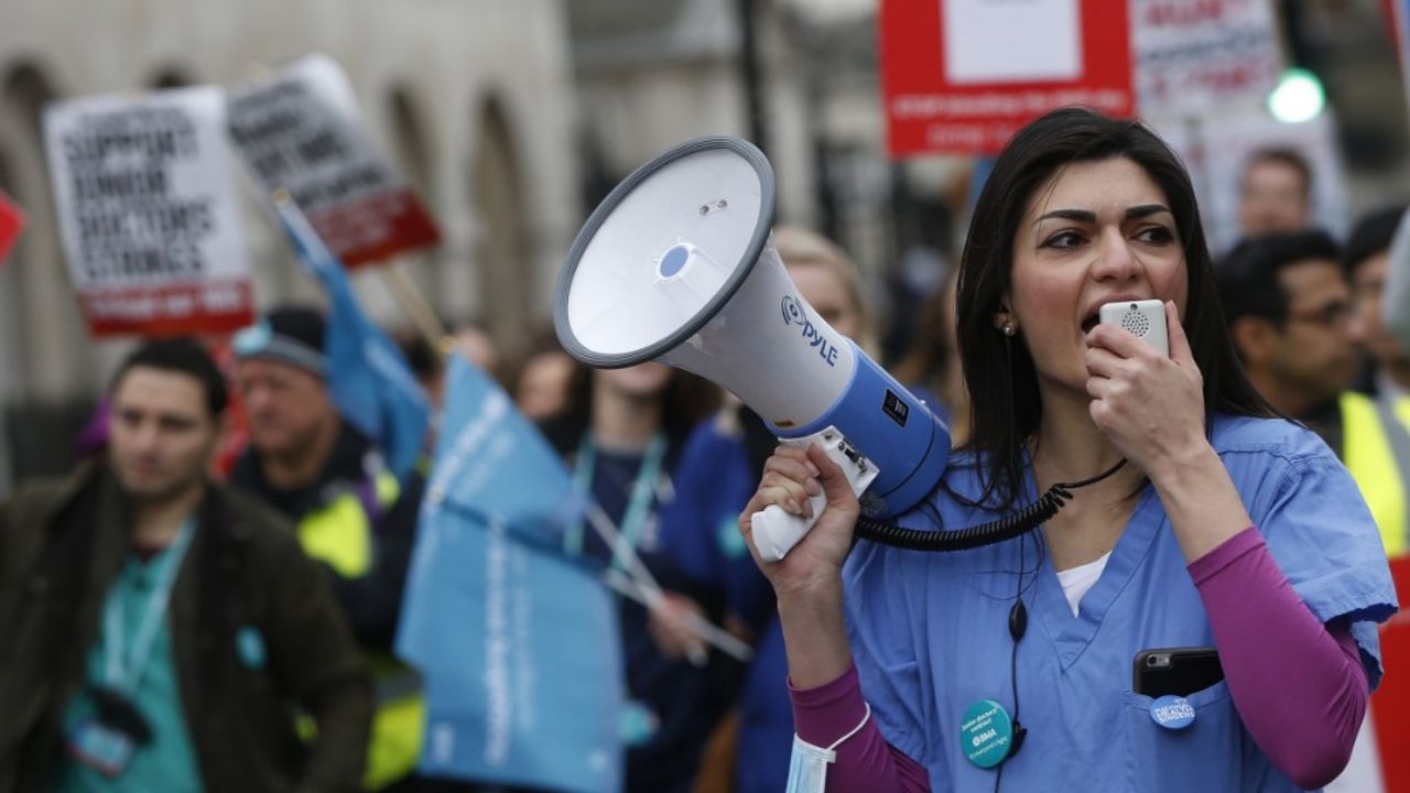 Fransa'da greve giden doktorlara "sorumsuzluk" suçlaması
