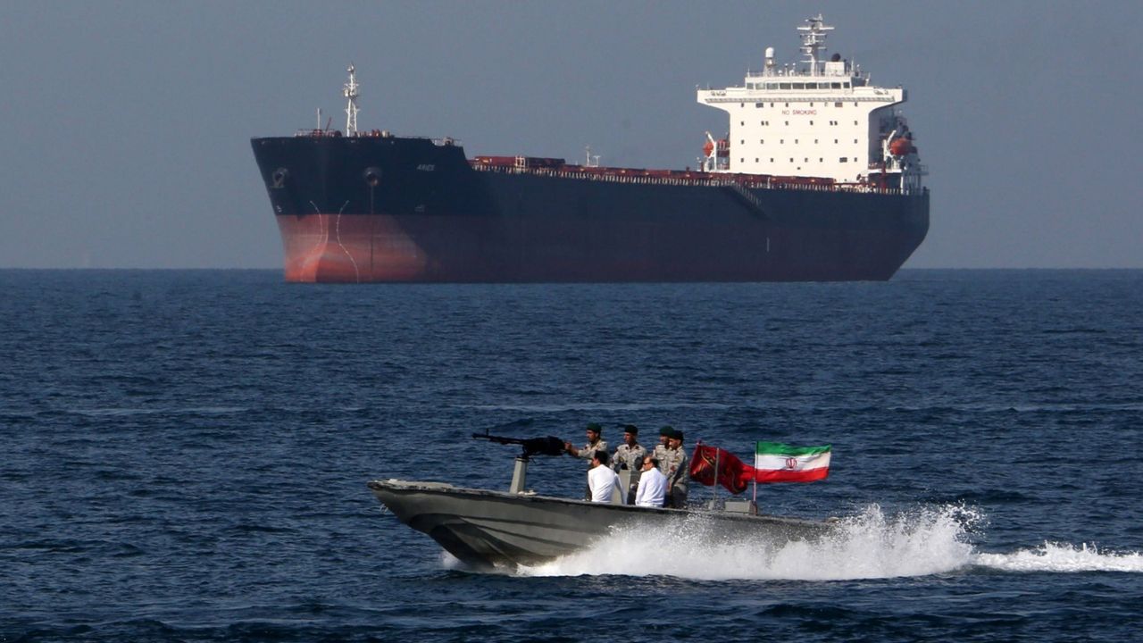 İran, kaçak akaryakıt taşıyan 5 gemiye el koydu