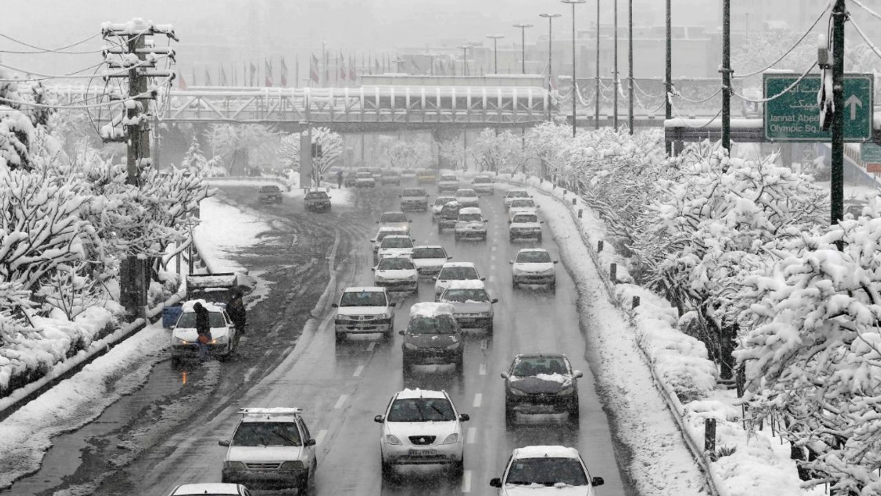 İran’da yoğun kar yağışı nedeniyle resmi kurumlar tatil edildi