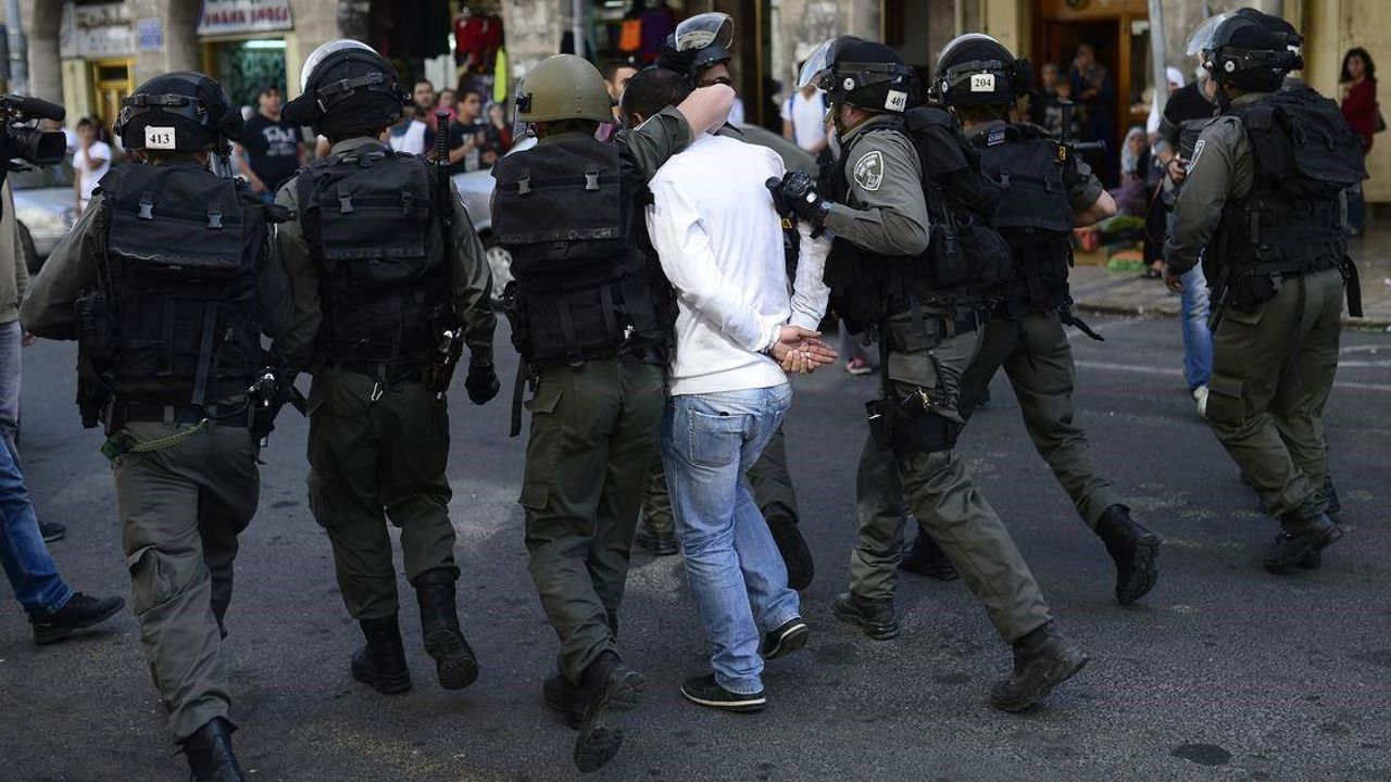 Siyonist İsrail Batı Şeria'da 5 Filistinliyi gözaltına aldı