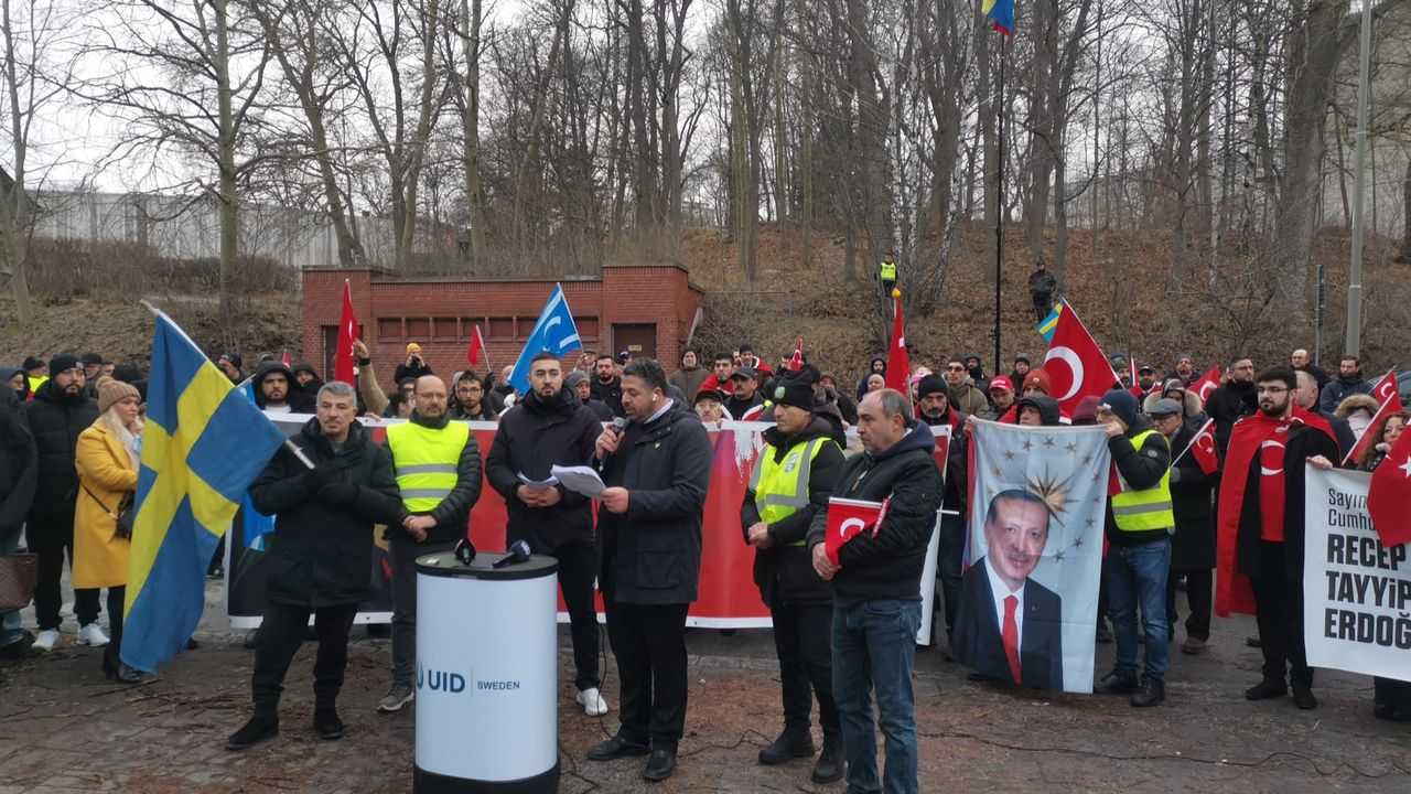 İsveç'te terör örgütü PKK destekçilerinin provokasyonu protesto edildi