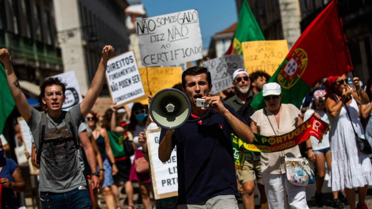 Portekiz'de on binlerce öğretmenden protesto