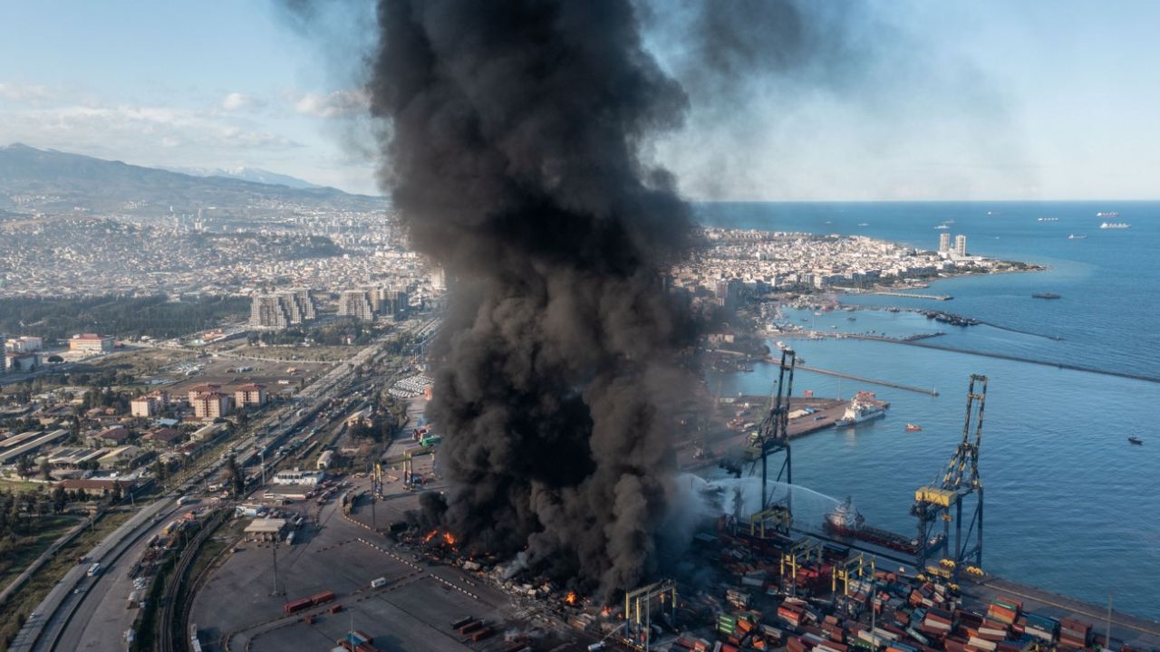 İskenderun Limanı'ndaki devasa yangın devam ediyor