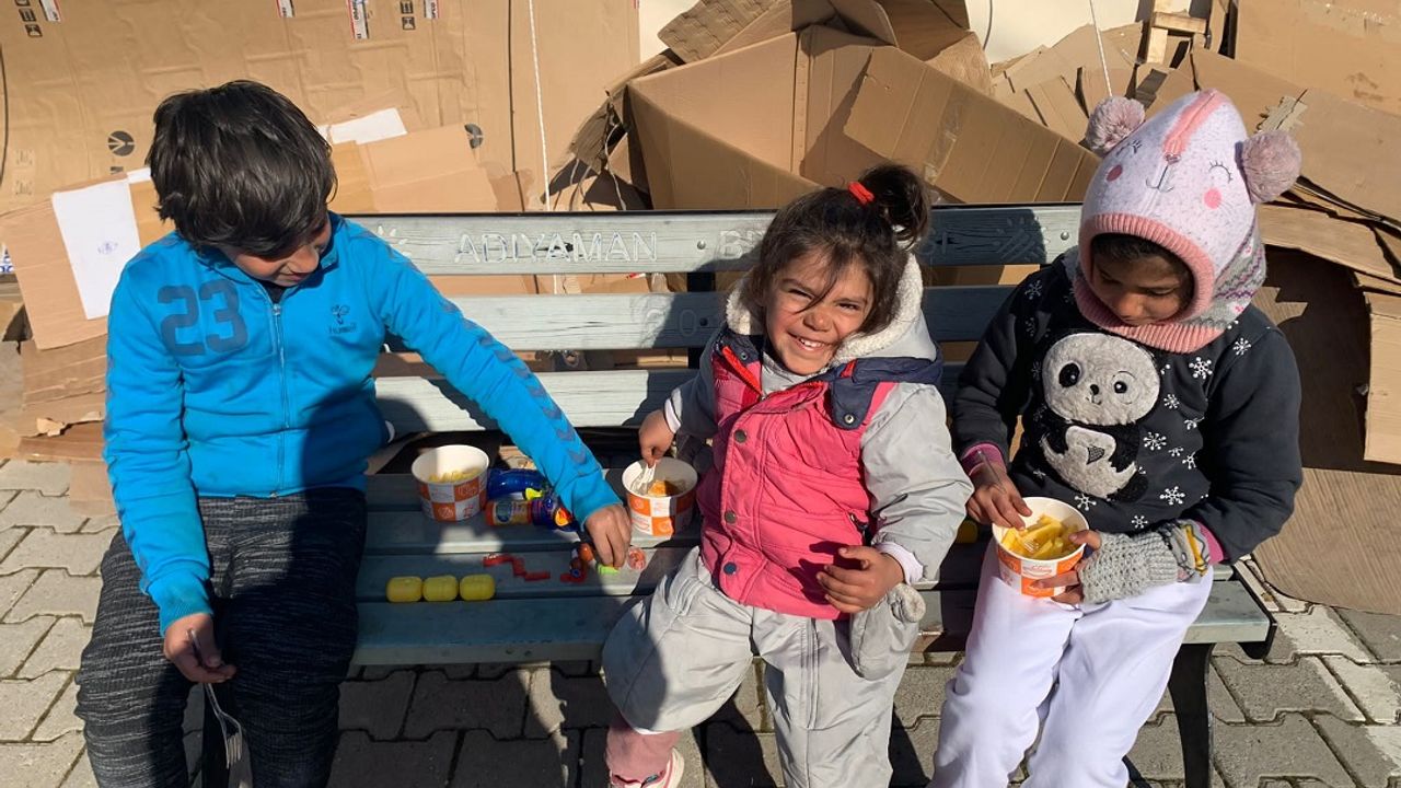 Kızılay ekiplerinden depremzede çocuklara patates kızartması ikramı