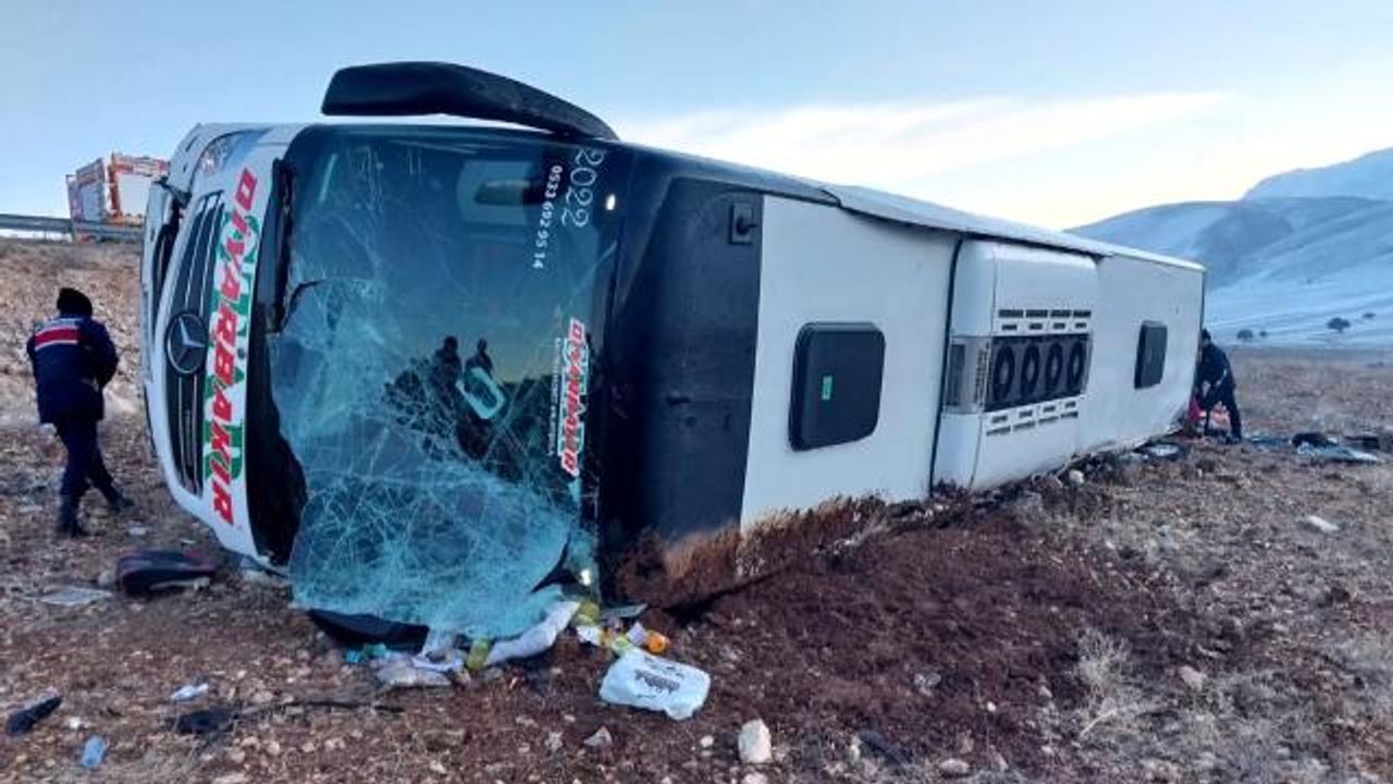 Afyonkarahisar'da yolcu otobüsü devrildi: 8 kişi öldü, 35 kişi yaralandı.