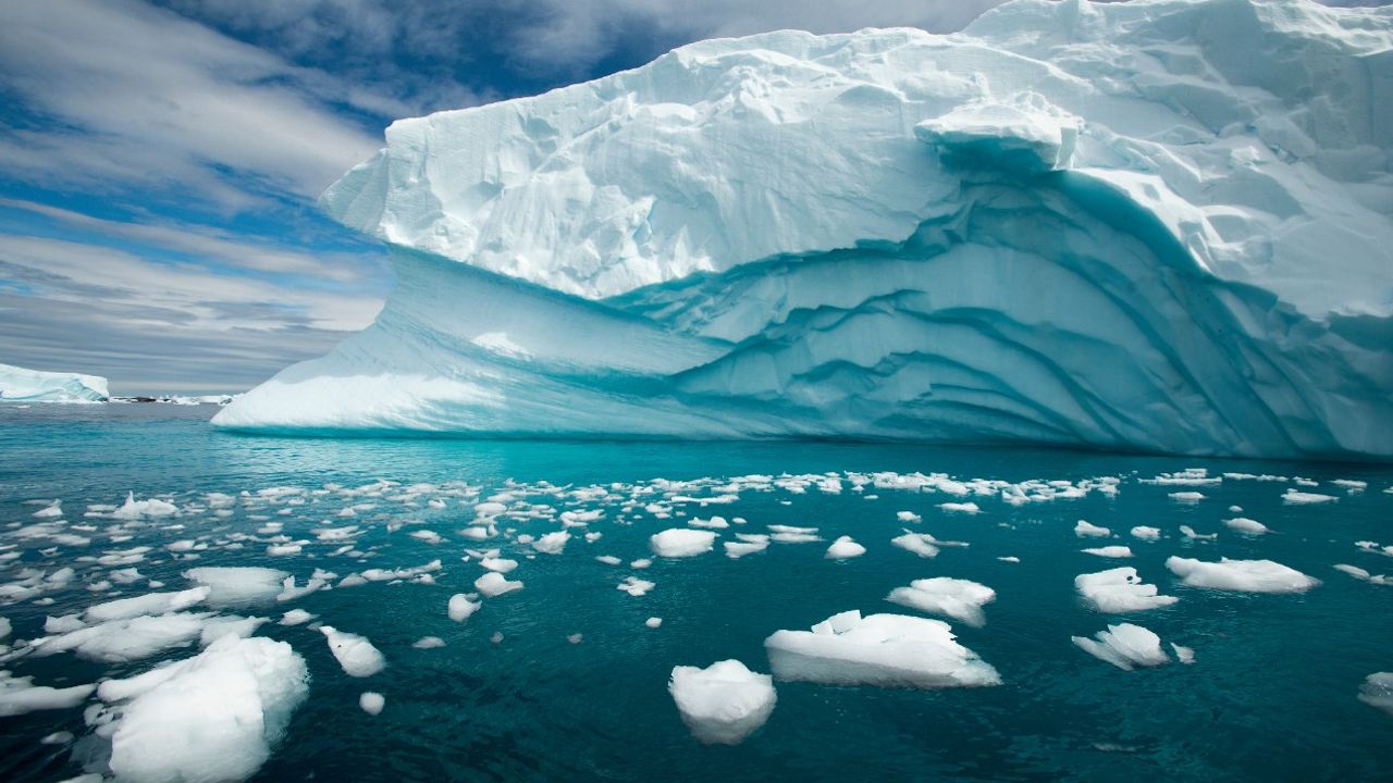 Antarktika'da deniz buzu rekor düşük seviyede