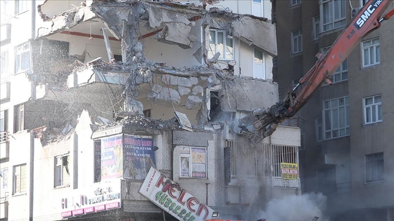 Diyarbakır’da yıkımına başlanan 9 katlı bina çöktü