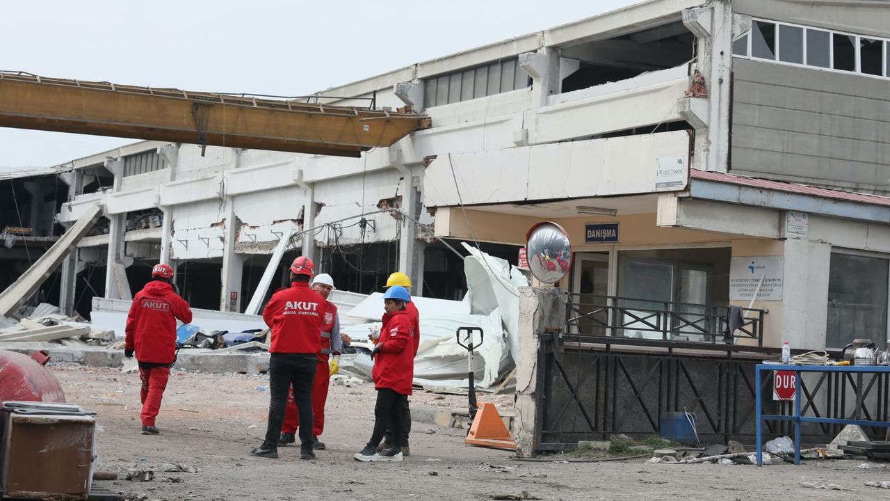 Depremde hasar gören fabrika çöktü: 1 ölü, 4 yaralı