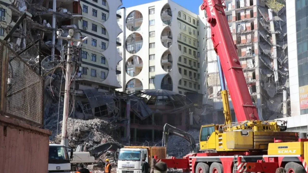 Diyarbakır'da yıkılan iş merkezinin sahibi ve mimarları gözaltına alındı