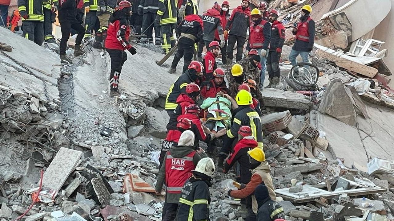 Depremden 107 saat sonra 2 kişi daha kurtarıldı