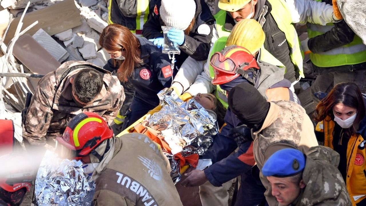 Depremden 201 saat sonra 26 yaşında bir kadın kurtarıldı