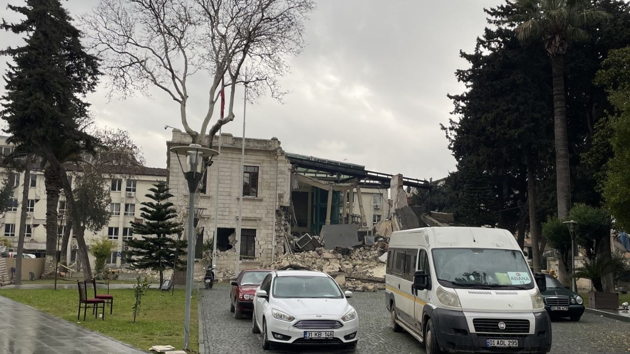 Hatay merkezli depremde valilik binası yıkıldı