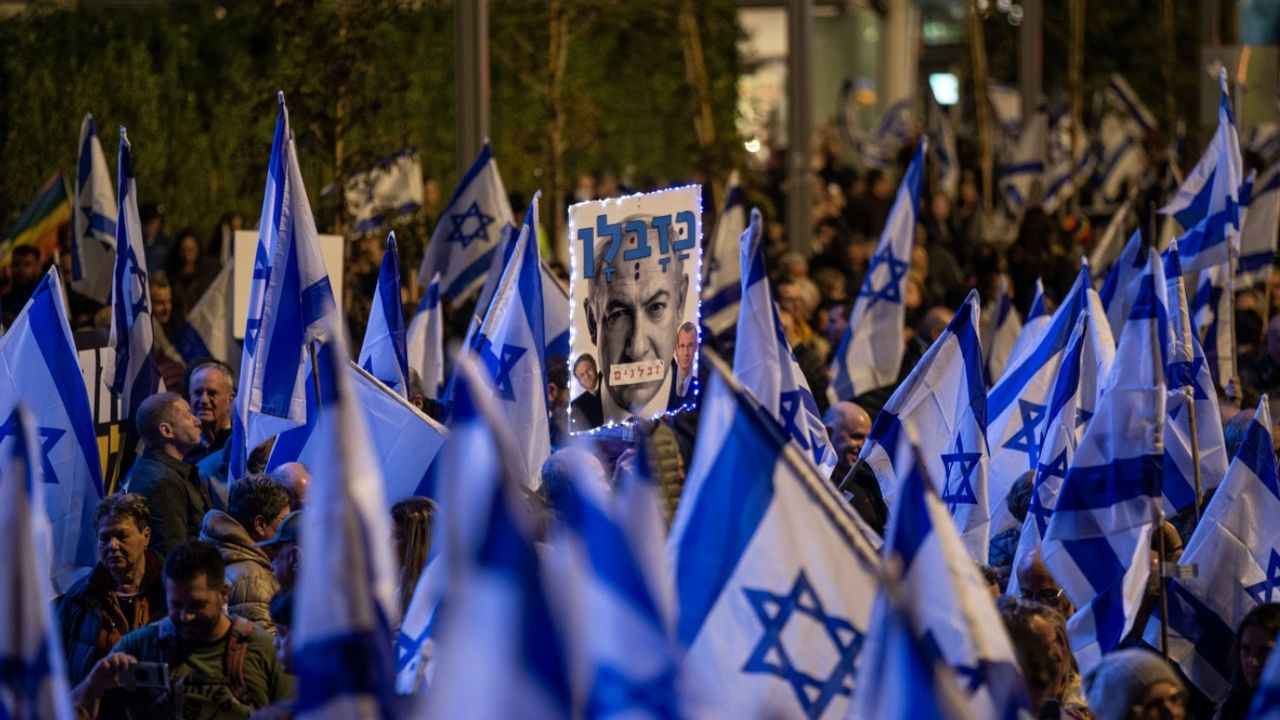 Netanyahu'nun protesto kaynaklı uçak krizi devam ediyor