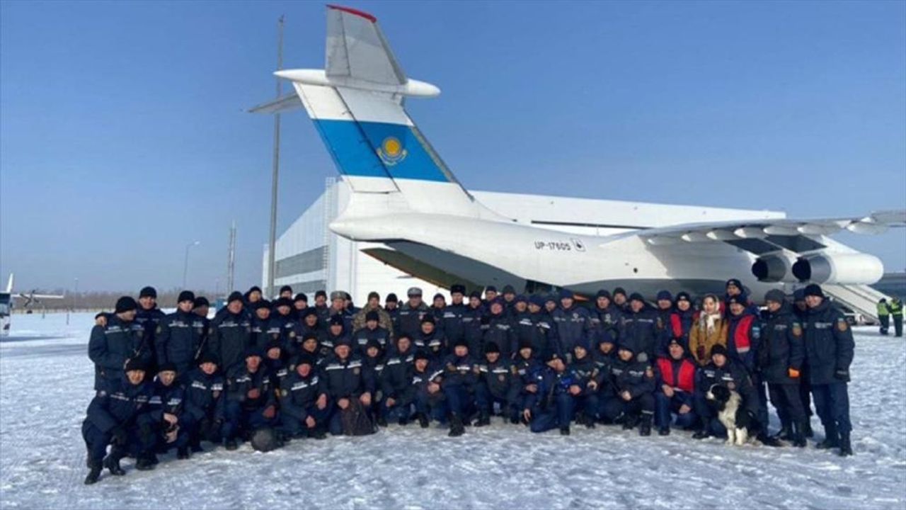 Kazakistan, deprem bölgesinde görev yapan ekibe devlet nişanı verecek