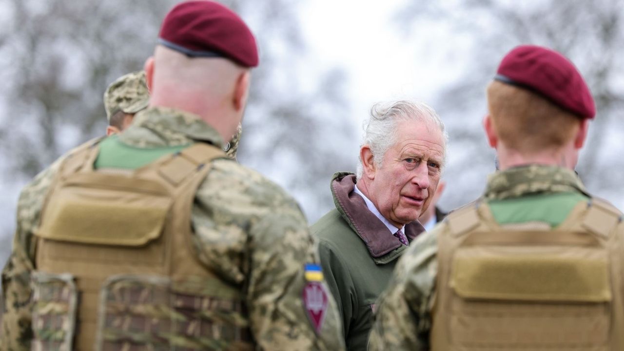 İngiltere Kralı Charles, Ukraynalı askerleri ziyaret etti
