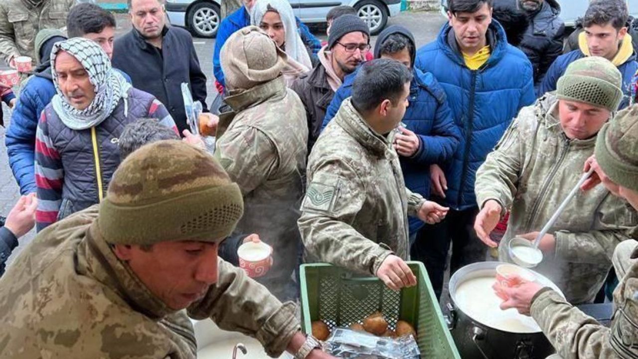 Mehmetçikten vatandaşlara sıcak yemek desteği