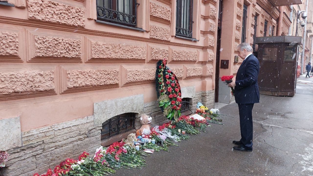 Moskova'da Türkiye Büyükelçiliği önüne çiçek bırakıldı