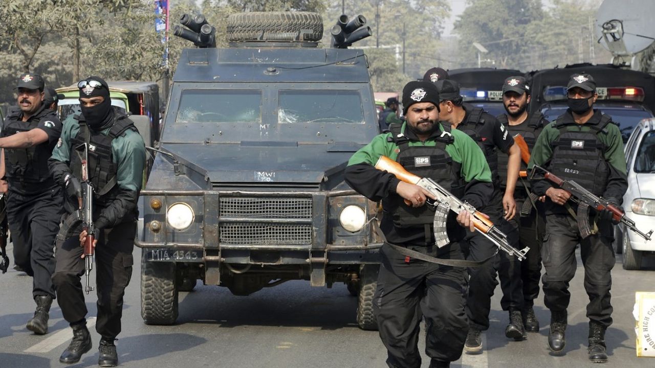 Pakistan'da terör saldırısı: 10 polis hayatını kaybetti