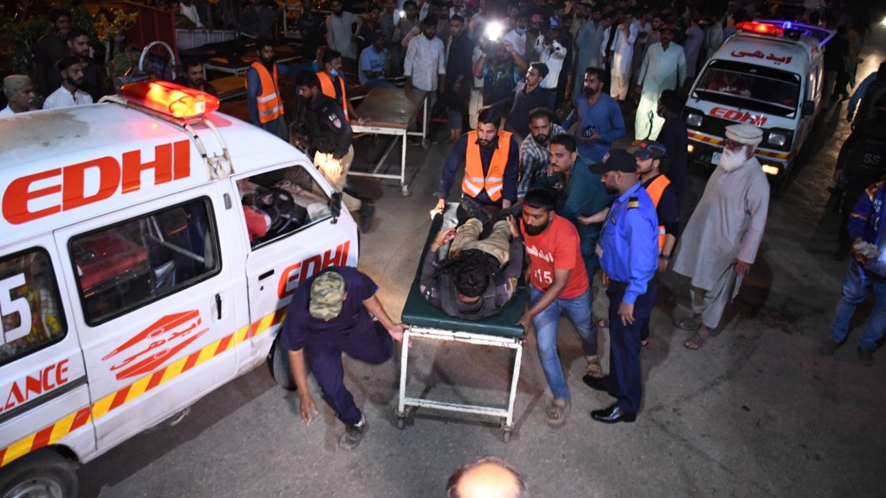 Pakistan'da bombalı saldırıda 8 polis hayatını kaybetti