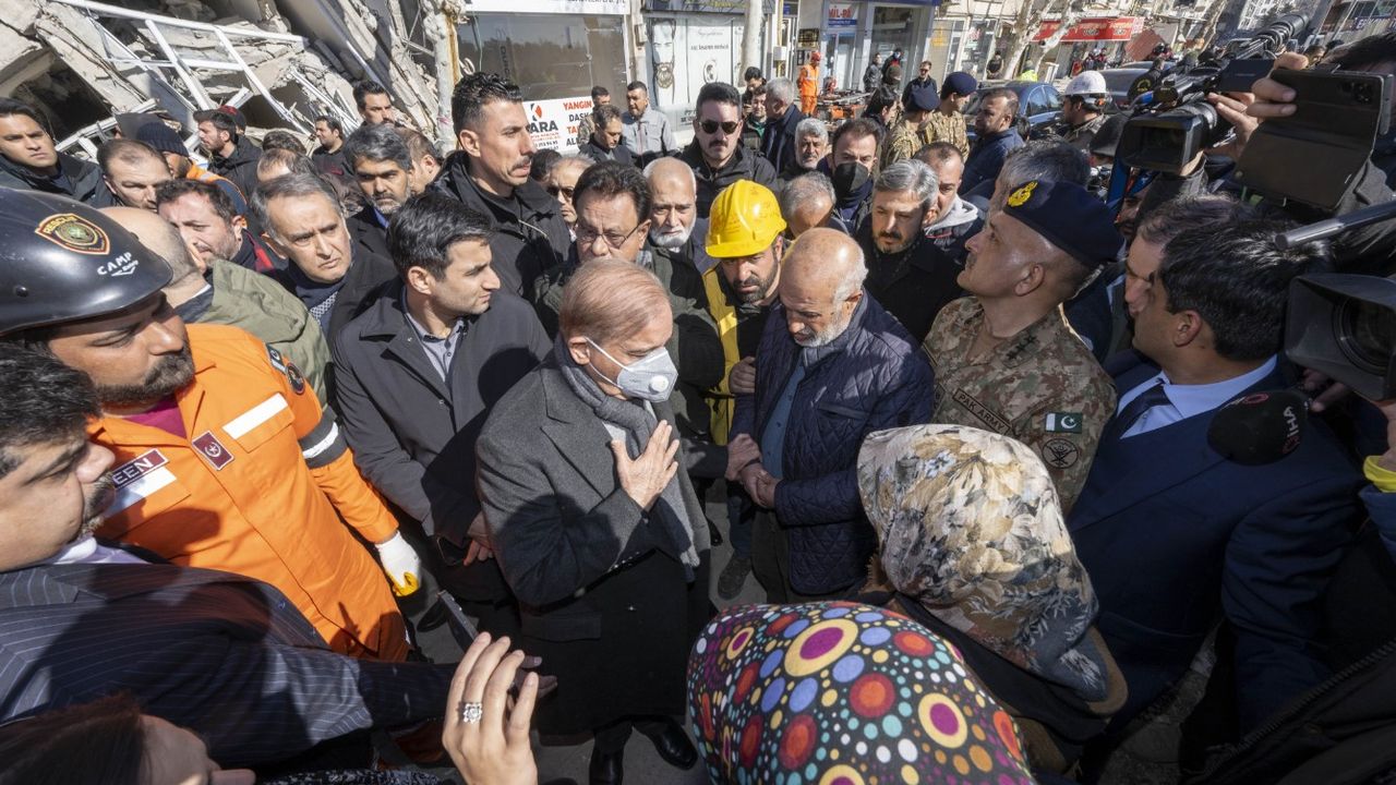 Pakistan Başbakanı Şerif deprem bölgesini ziyaret etti