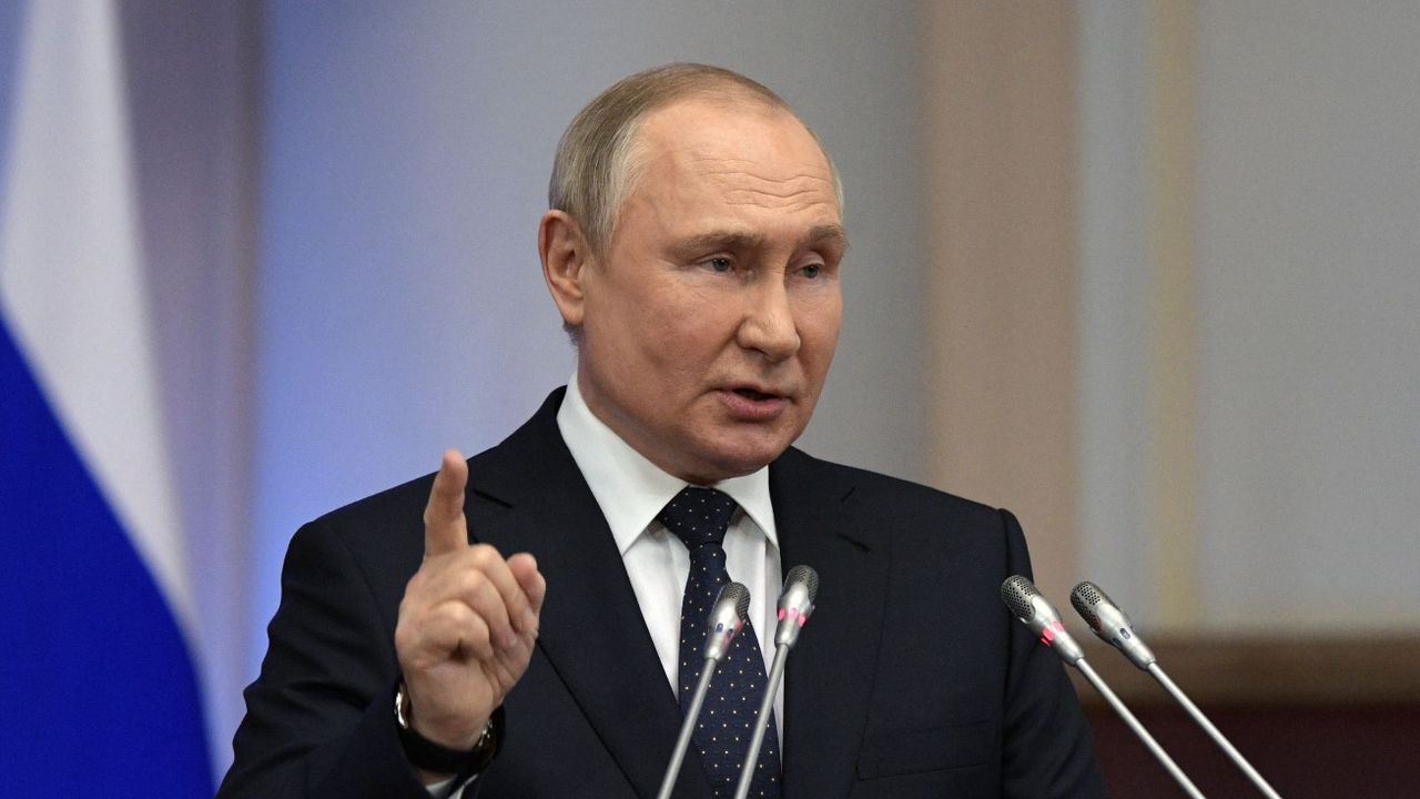Putin, "Rusya yaptırım savaşıyla karşı karşıya"