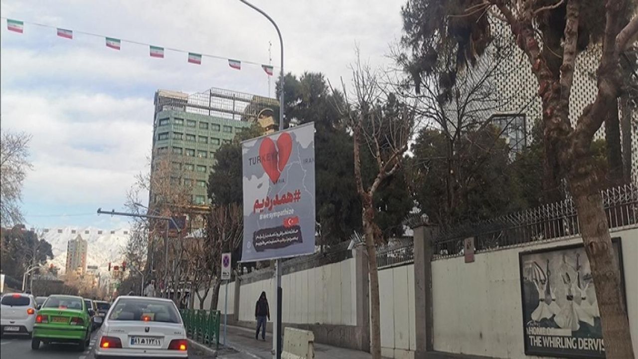 Tahran'da Türkiye Büyükelçiliği'nin önünde dayanışma mesajı