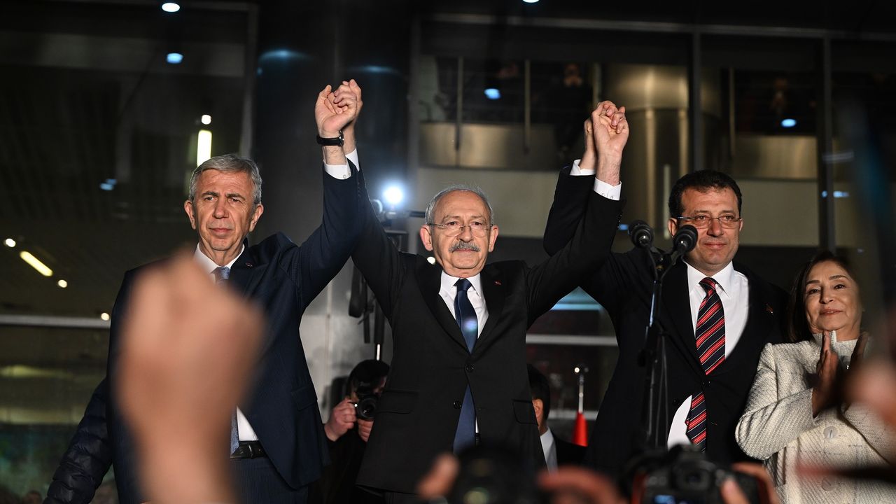 Kılıçdaroğlu CHP Genel Merkezi'ndeki kalabalığa seslendi