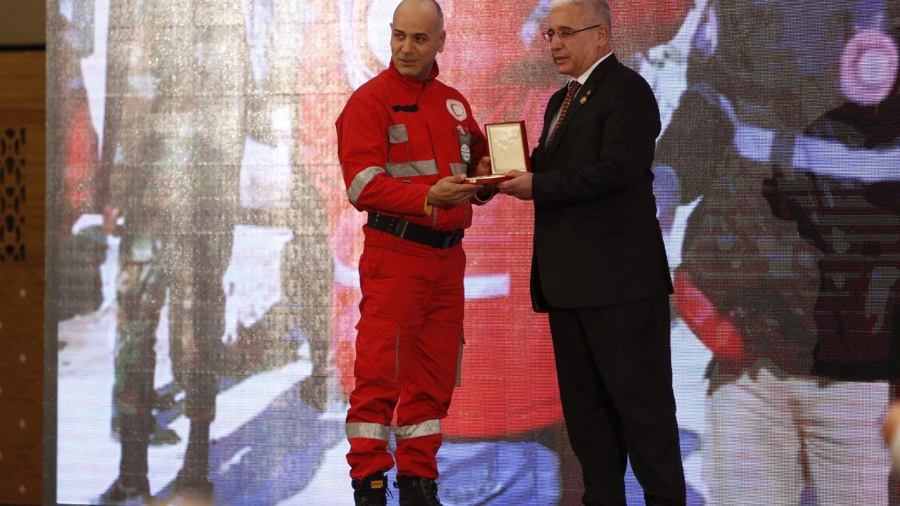 Cezayir'de arama kurtarma çalışmalarına katılan ekiplere ödül