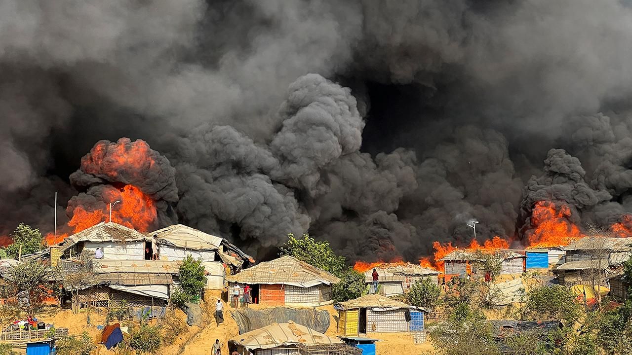 Bangladeş'te çıkan yangında 12 bin kişi yerinden oldu