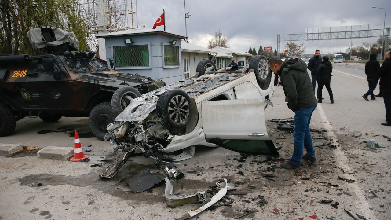 Eskişehir'de trafik kazası: 5'i polis 6 kişi yaralı