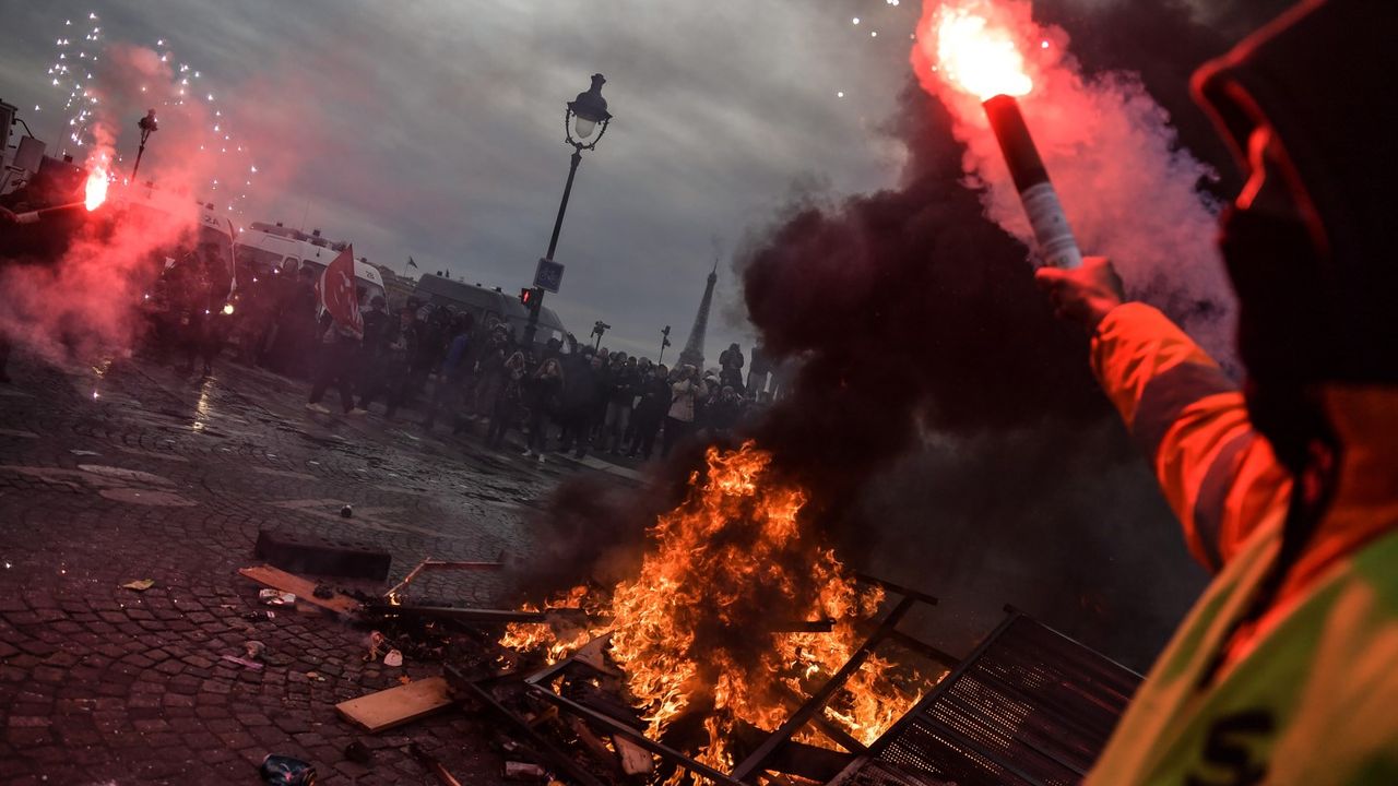 Fransa'da emeklilik reformu karşıtı gösterilerde 310 kişi gözaltına alındı
