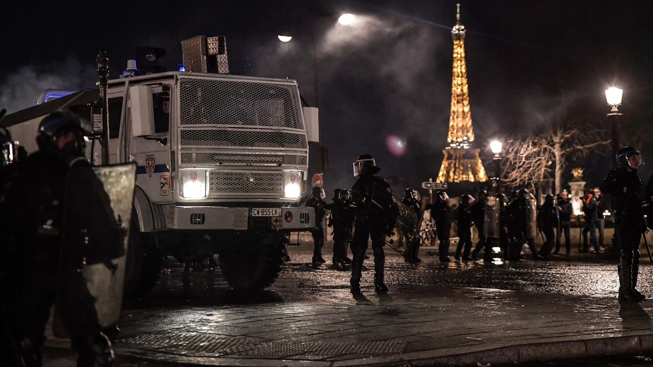 Fransa'da sokaklar karıştı: Protestolarda 120 gözaltı