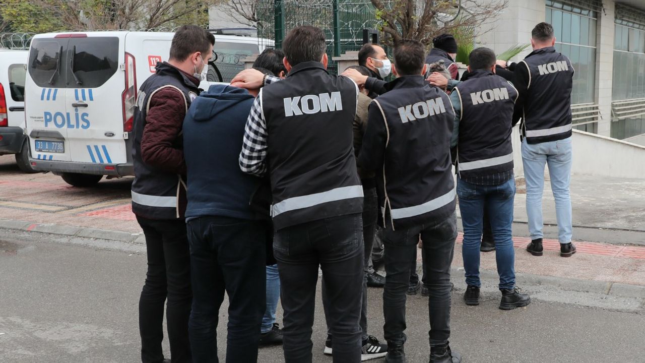 İzmir merkezli FETÖ operasyonu: 30 tutuklama