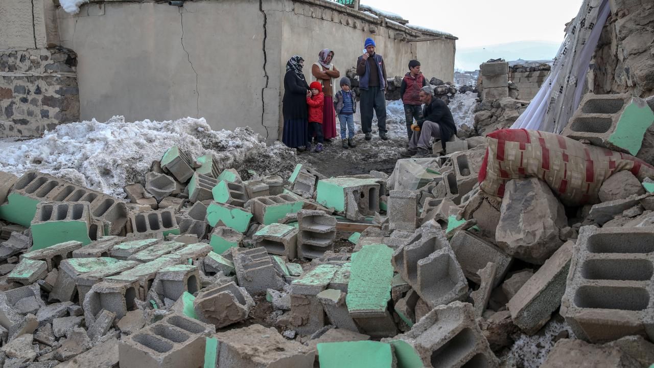 İran'da 5,6 büyüklüğündeki depremde yaralı sayısı 165'e yükseldi