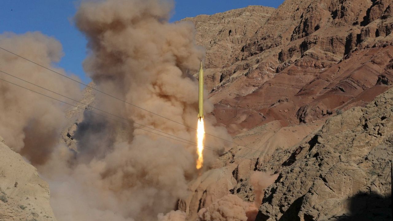 İran, ses hızından 8 kat daha hızlı füze ürettiğini açıkladı