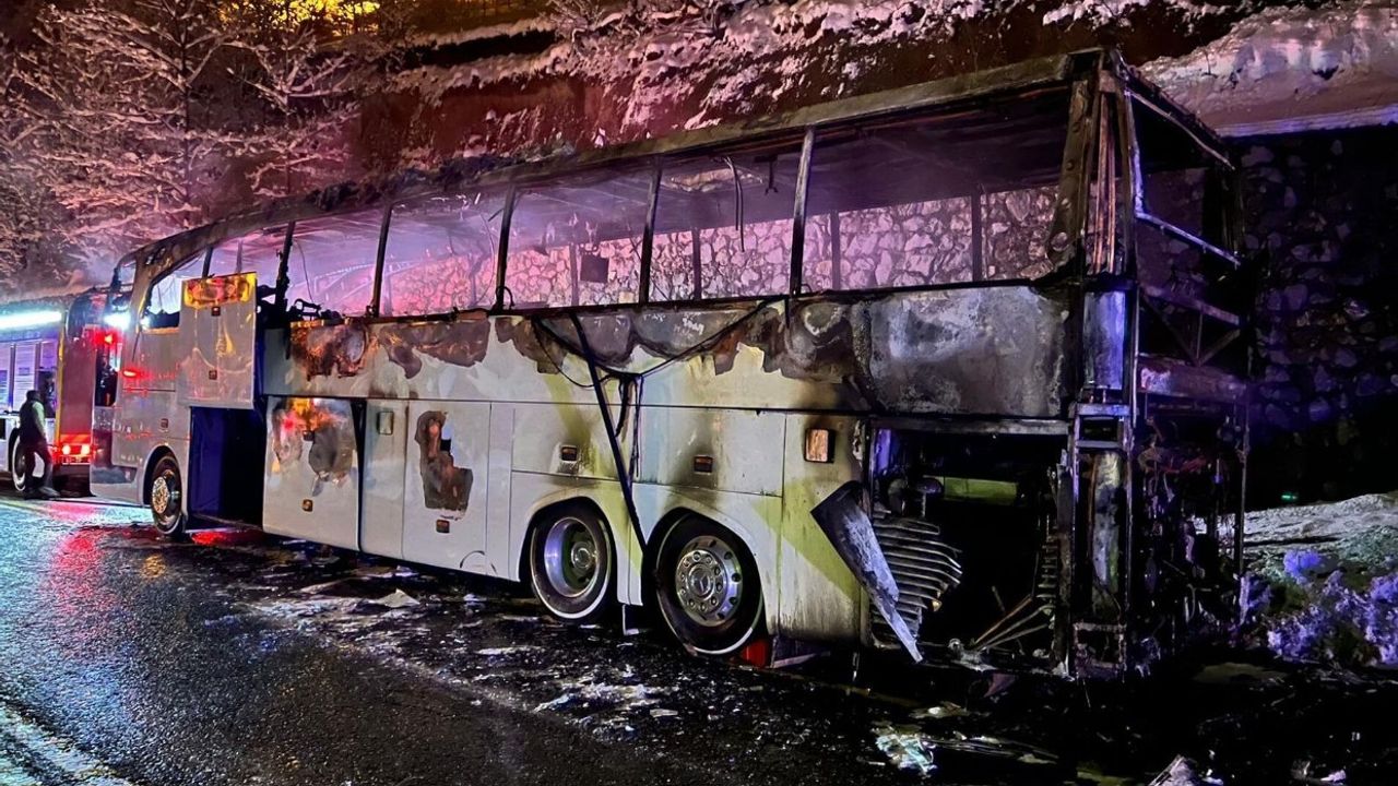 Trabzon'da polisleri taşıyan otobüs alev aldı