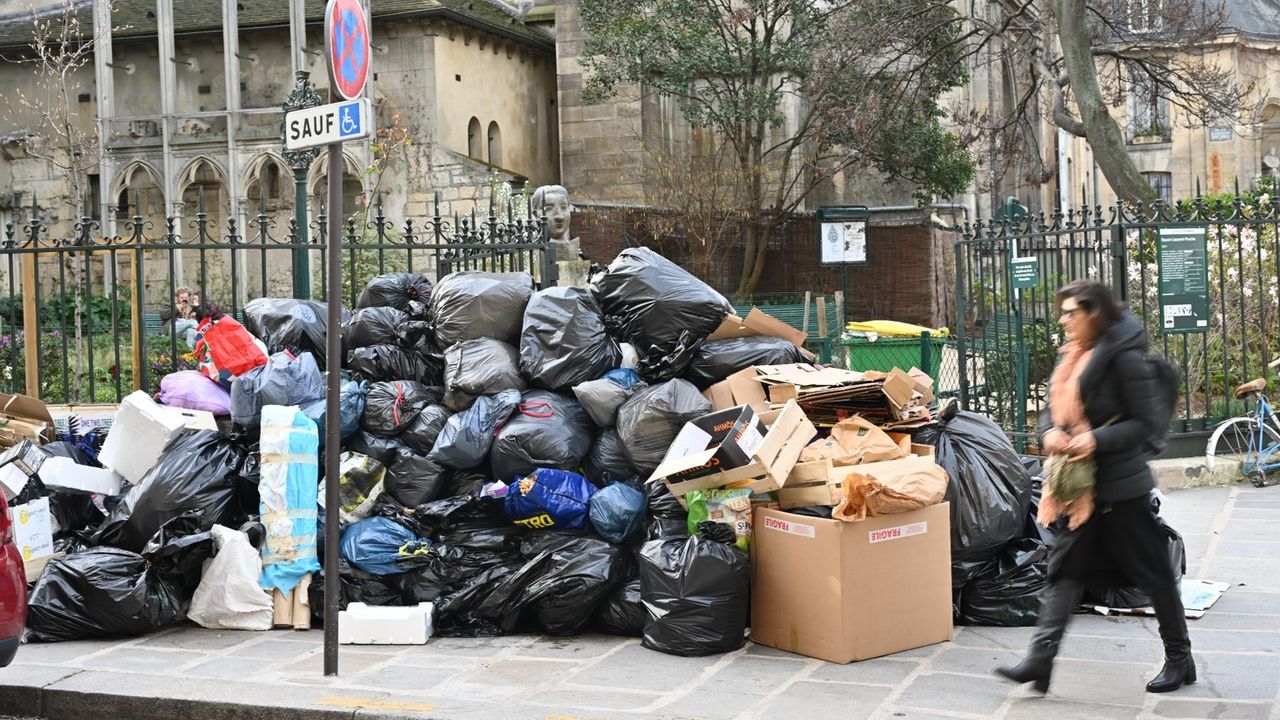 Paris'te grevdeki çöp toplayıcıları zorla çalıştırılmaya başlandı