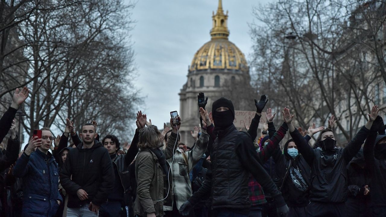 Paris'teki protestolarında 243 kişi gözaltına alındı