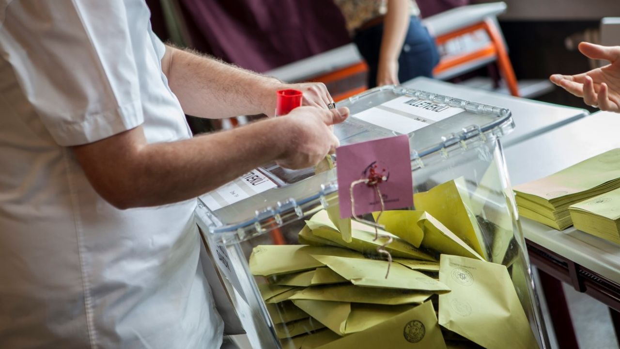 YSK, yurt dışı seçmen için temsilcilik ve oy verme tarihlerini açıkladı