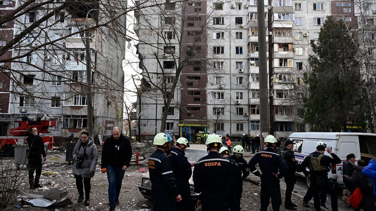 Ukrayna'da 9 katlı apartmana füze isabet etti: 1 ölü, 25 yaralı